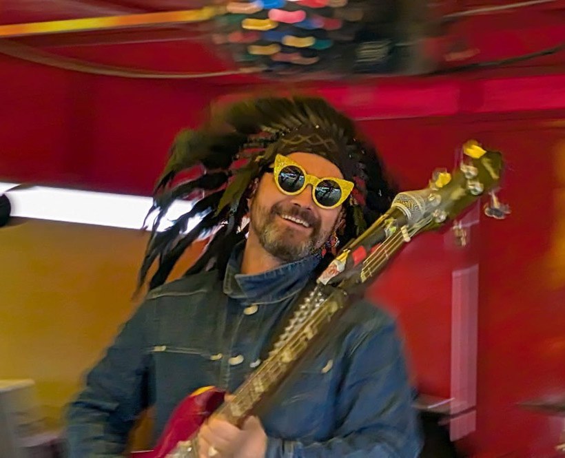 Denis, bass player and creator of UnitBasse, on stage